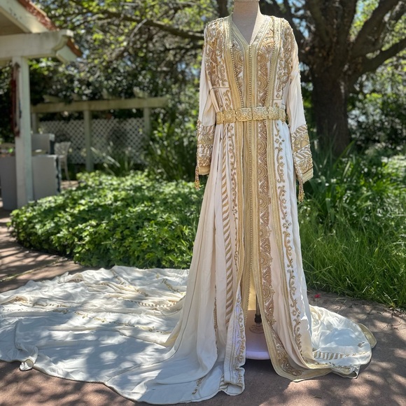 Kaftan Elegance two piece custom-made bridal kaftan- offwhite with gold - Picture 1 of 16